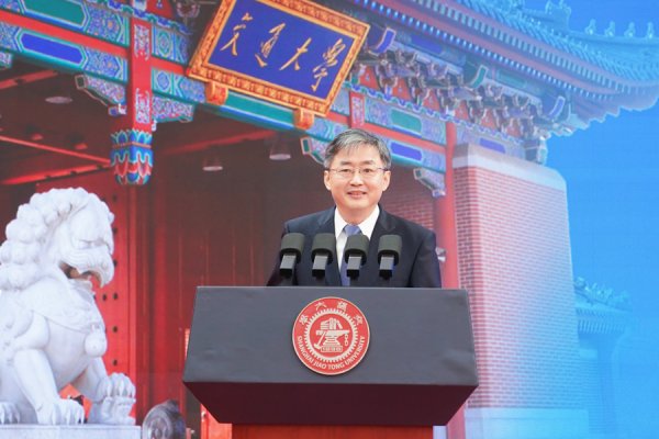 融创优配 爸妈泪目，院士开讲，5200名新生燃情集结上海交大开学典礼